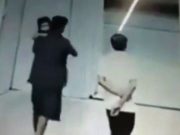 Un hombre secuestrando a una niña en una estación de ferrocarril en la India Un hombre secuestrando a una niña en una estación de ferrocarril en la India