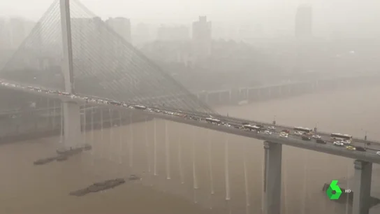 Las lluvias torrenciales provocan cascadas en un puente en China Las lluvias torrenciales provocan cascadas en un puente en China.