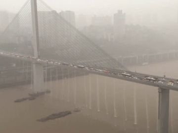 Las lluvias torrenciales provocan cascadas en un puente en China Las lluvias torrenciales provocan cascadas en un puente en China