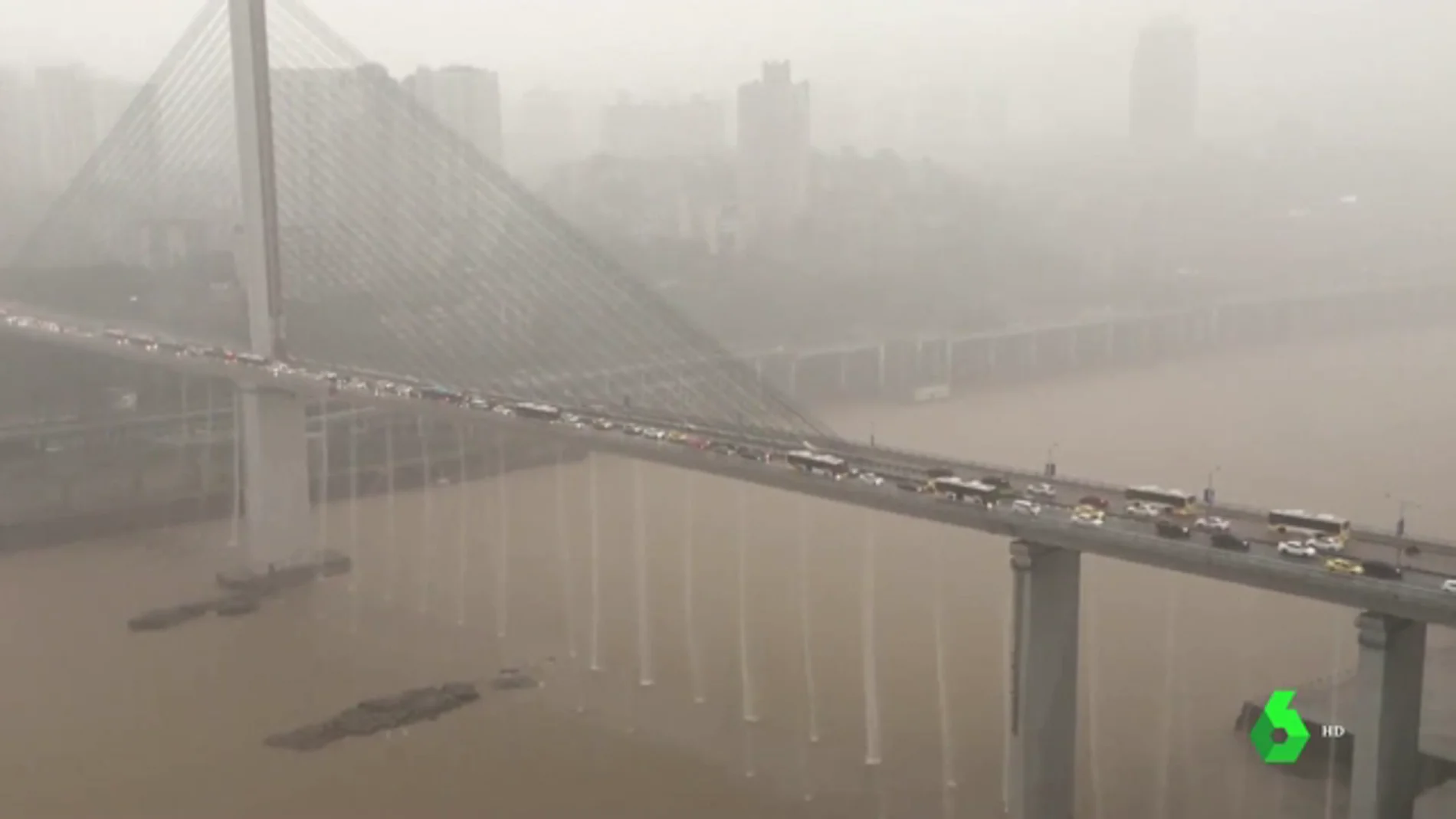 Las lluvias torrenciales provocan cascadas en un puente en China