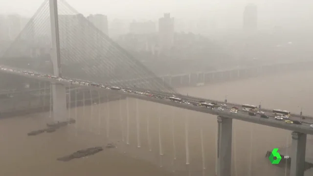 Las lluvias torrenciales provocan cascadas en un puente en China.