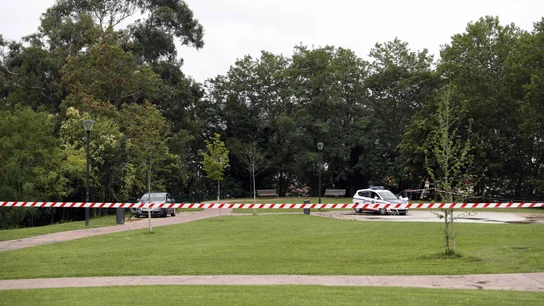Agentes de la Ertzaintza, custodian la zona en el parque de Etxebarria en la capital vizcaína, donde se produjo el suceso Agentes de la Ertzaintza, custodian la zona en el parque de Etxebarria en la capital vizcaína, donde se produjo el suceso