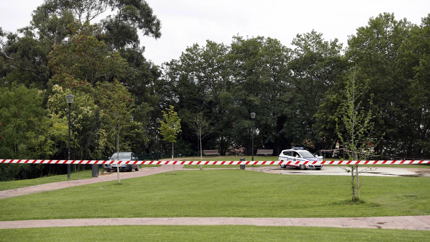 Agentes de la Ertzaintza, custodian la zona en el parque de Etxebarria en la capital vizcaína, donde se produjo el suceso Agentes de la Ertzaintza, custodian la zona en el parque de Etxebarria en la capital vizcaína, donde se produjo el suceso