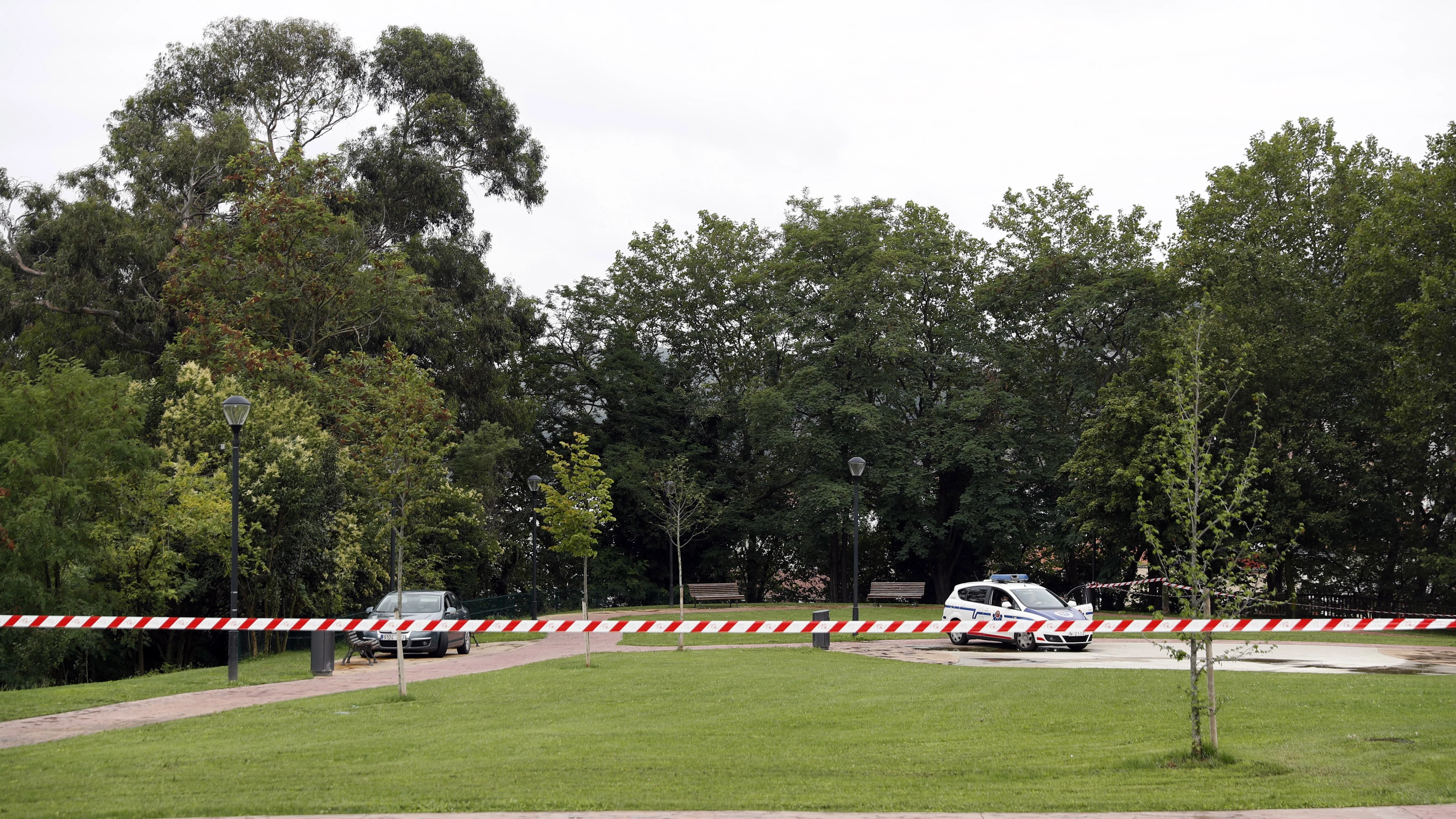 Agentes de la Ertzaintza, custodian la zona en el parque de Etxebarria en la capital vizcaína, donde se produjo el suceso