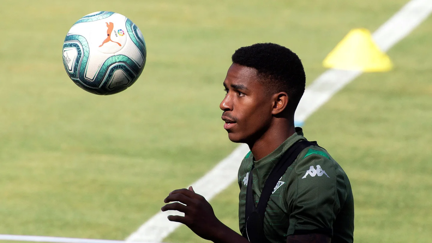 Junior Firpo, durante un entrenamiento con el Betis Junior Firpo, durante un entrenamiento con el Betis