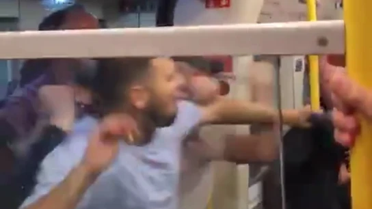 Pelea entre ultras del Liverpool y del Manchester City Pelea entre ultras del Liverpool y del Manchester City