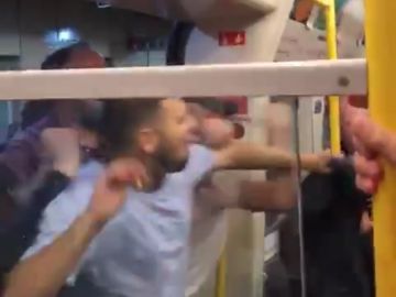 Pelea entre ultras del Liverpool y del Manchester City Pelea entre ultras del Liverpool y del Manchester City