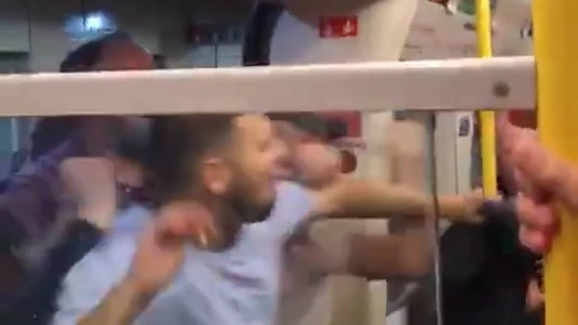 Pelea entre ultras del Liverpool y del Manchester City