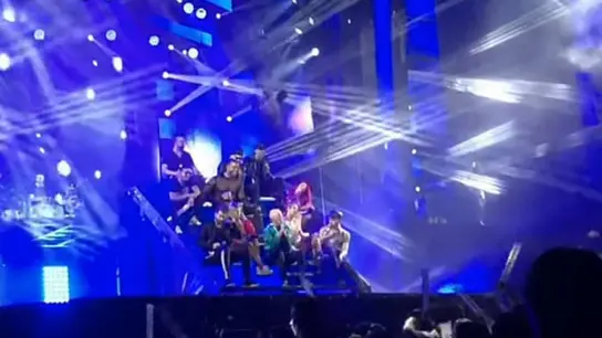 Una bailarina de la Orquesta Panorama cae al vacío durante una actuación Una bailarina de la Orquesta Panorama cae al vacío durante una actuación