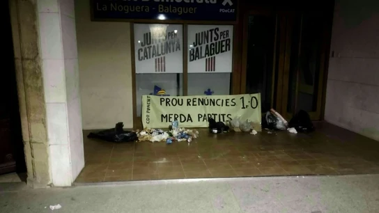 Restos de basura en una sede de Junts per Catalunya Restos de basura en una sede de Junts per Catalunya