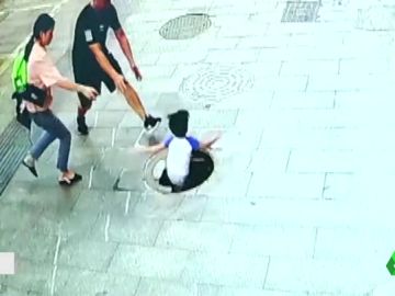 El rescate de un niño después de caer por una alcantarilla en China El rescate de un niño después de caer por una alcantarilla en China