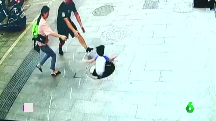 El rescate de un niño después de caer por una alcantarilla en China El rescate de un niño después de caer por una alcantarilla en China