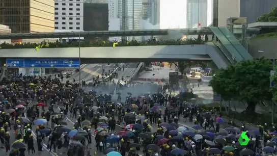 Gases lacrimógenos y decenas de detenidos en la primera huelga general en Hong Kong en 50 años Gases lacrimógenos y decenas de detenidos en la primera huelga general en Hong Kong en 50 años