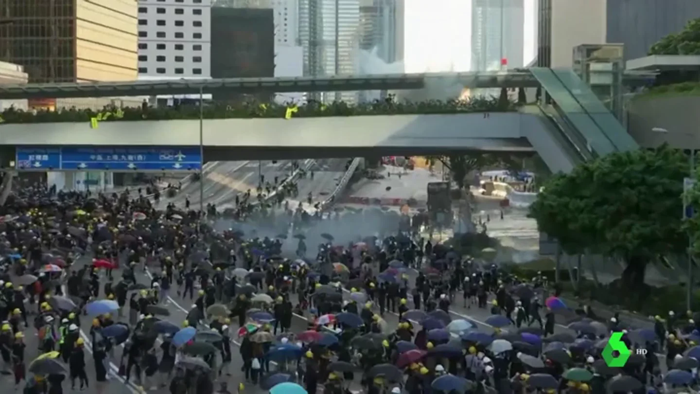 Gases lacrimógenos y decenas de detenidos en la primera huelga general en Hong Kong en 50 años Gases lacrimógenos y decenas de detenidos en la primera huelga general en Hong Kong en 50 años