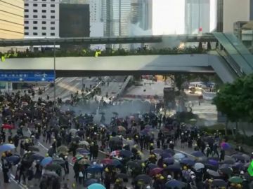 Gases lacrimógenos y decenas de detenidos en la primera huelga general en Hong Kong en 50 años Gases lacrimógenos y decenas de detenidos en la primera huelga general en Hong Kong en 50 años