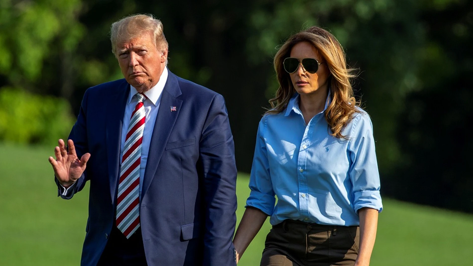Donald y Melania Trump en los jardines de la Casa Blanca