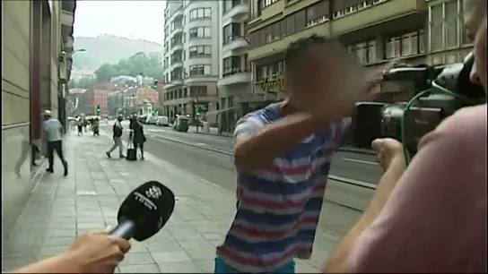 Uno de los jóvenes en libertad tras su detención por una violación múltiple en Bilbao se encaran con la prensa Uno de los jóvenes en libertad tras su detención por una violación múltiple en Bilbao se encaran con la prensa
