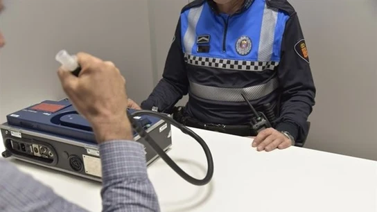 Prueba de alcoholemia Realización de una prueba de alcoholemia por la policía municipal de Pamplona