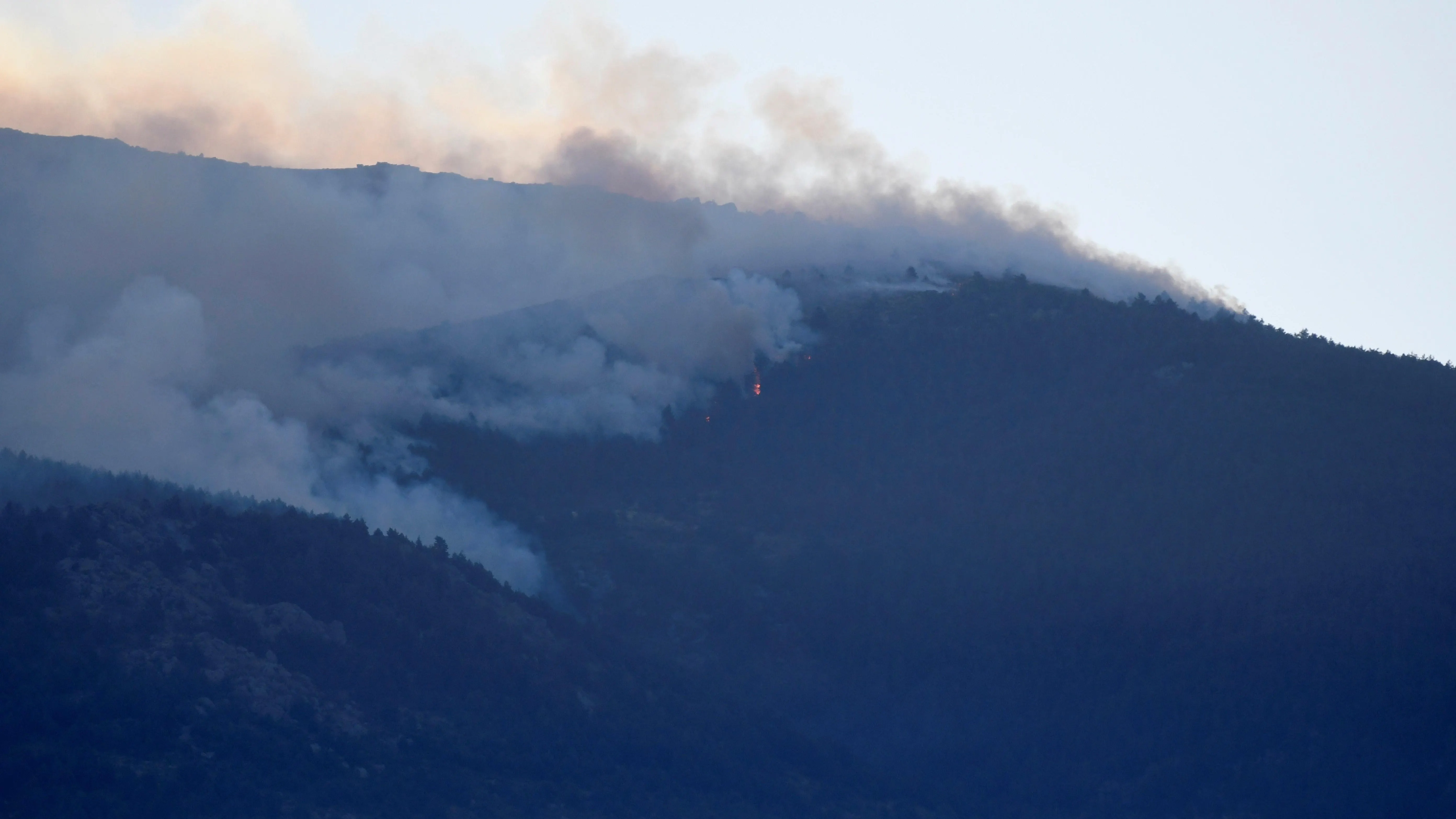 Vista del incendio forestal declarado cerca del Real Sitio de San Ildefonso-La Granja