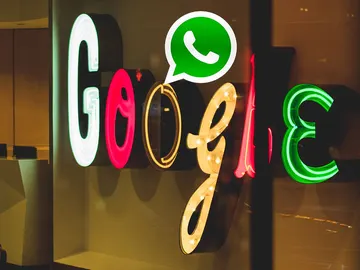 Google y el logotipo de WhatsApp Google y el logotipo de WhatsApp
