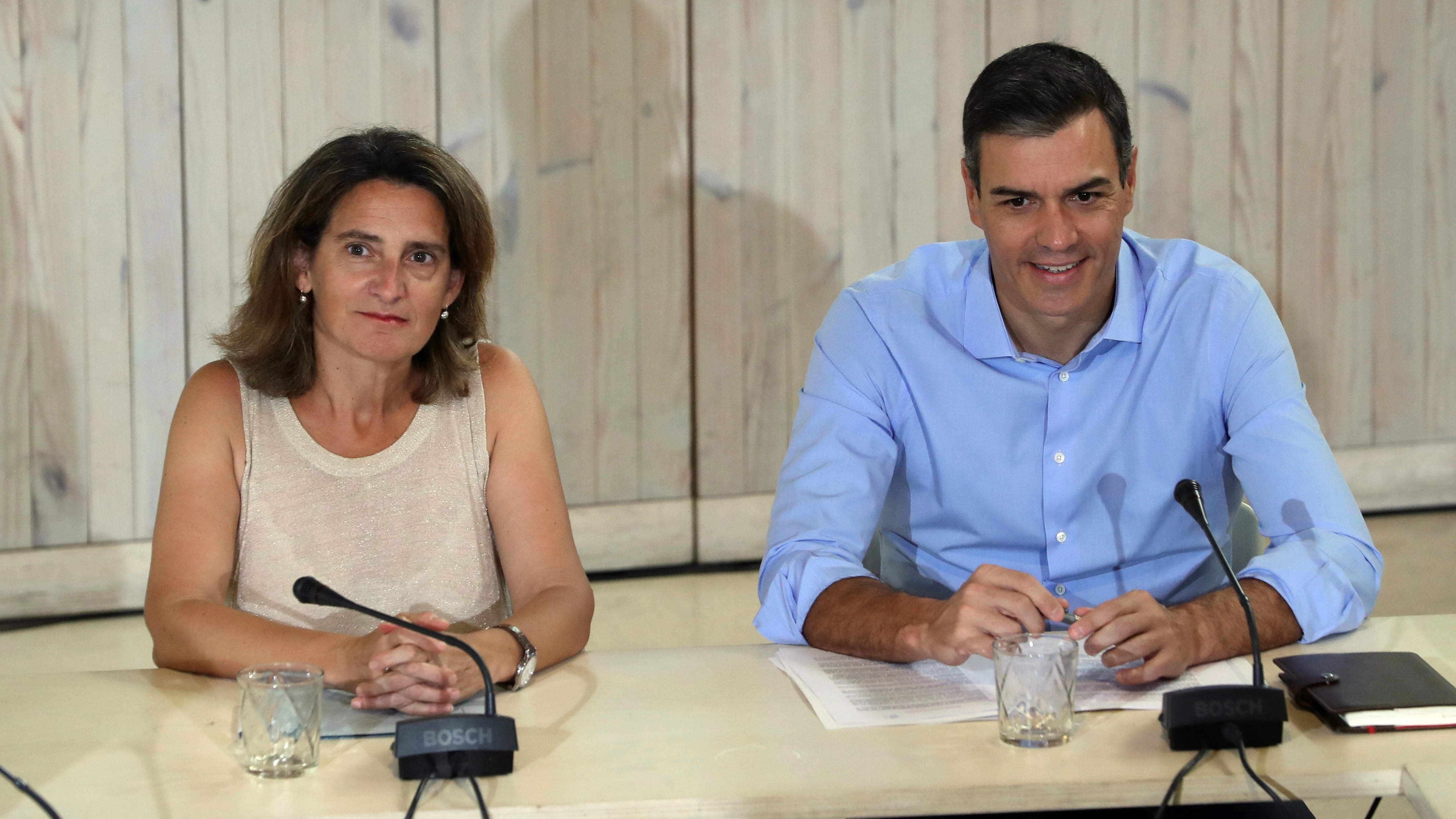 Pedro Sánchez y la ministra de Transición Ecológica en funciones, Teresa Ribera, durante la reunión con organizaciones ecologistas