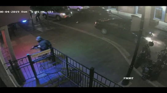 Salen a la luz nuevas imágenes del tiroteo en Dayton, Ohio: así abatieron al agresor cuando perseguía a una multitud de personas Salen a la luz nuevas imágenes del tiroteo en Dayton, Ohio: así abatieron al agresor cuando perseguía a una multitud de personas