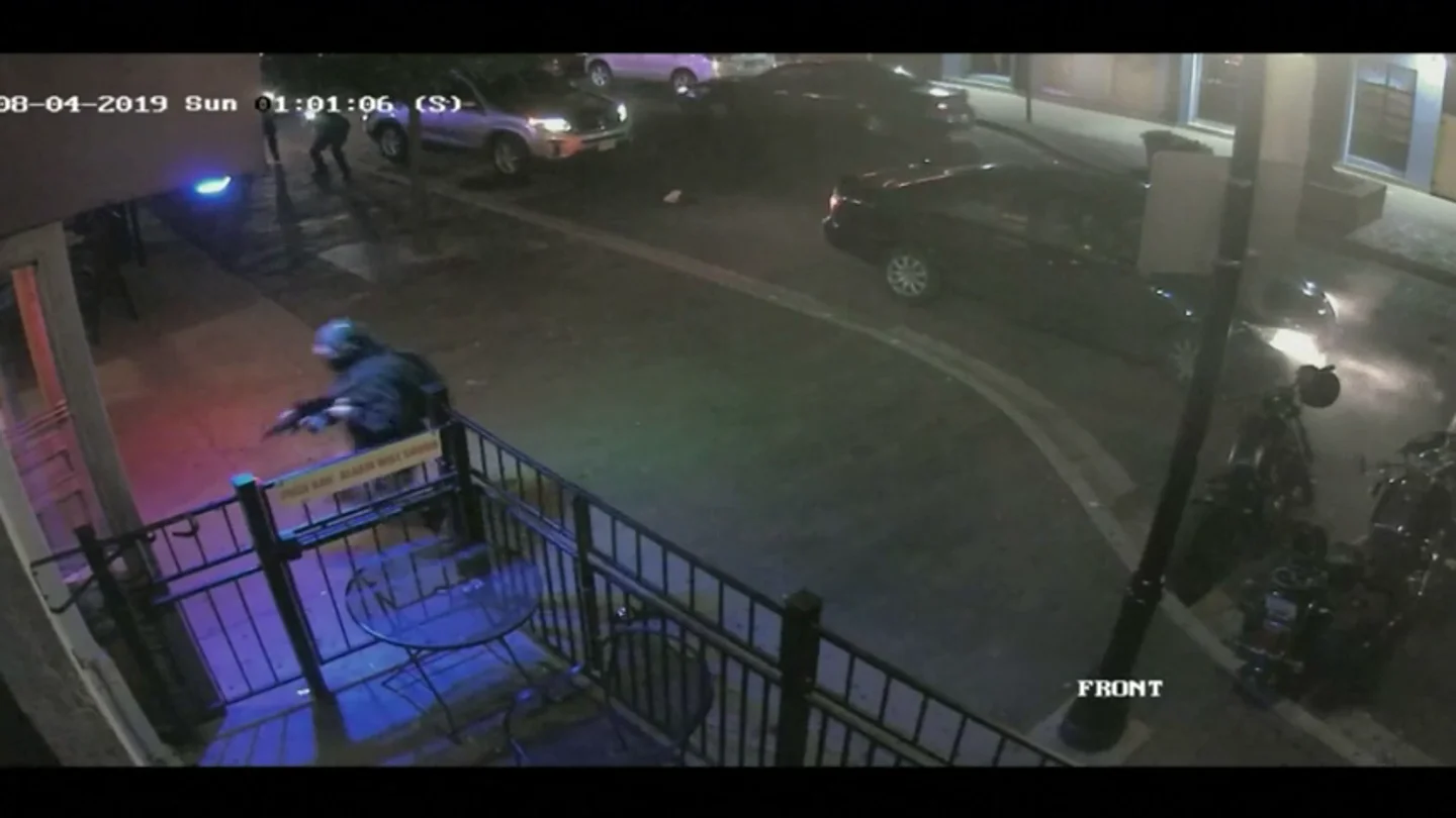 Salen a la luz nuevas imágenes del tiroteo en Dayton, Ohio: así abatieron al agresor cuando perseguía a una multitud de personas Salen a la luz nuevas imágenes del tiroteo en Dayton, Ohio: así abatieron al agresor cuando perseguía a una multitud de personas