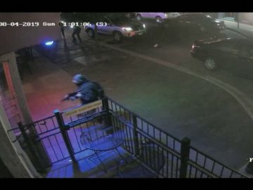 Salen a la luz nuevas imágenes del tiroteo en Dayton, Ohio: así abatieron al agresor cuando perseguía a una multitud de personas Salen a la luz nuevas imágenes del tiroteo en Dayton, Ohio: así abatieron al agresor cuando perseguía a una multitud de personas
