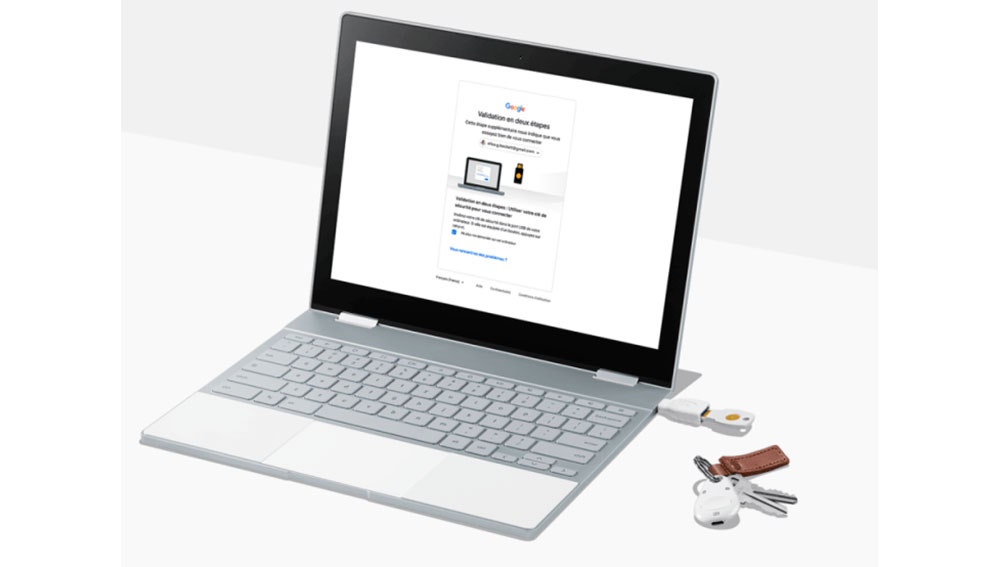Una llave Titan de Google conectada a un portátil