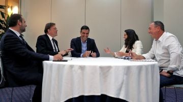 Reunión entre Pedro Sánchez, José Luis Ábalos y Ximo Puig con Mónica Oltra y Joan Baldoví