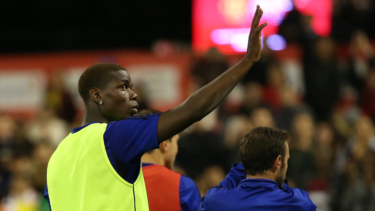 Pogba saluda a los aficionados durante un partido Pogba saluda a los aficionados durante un partido