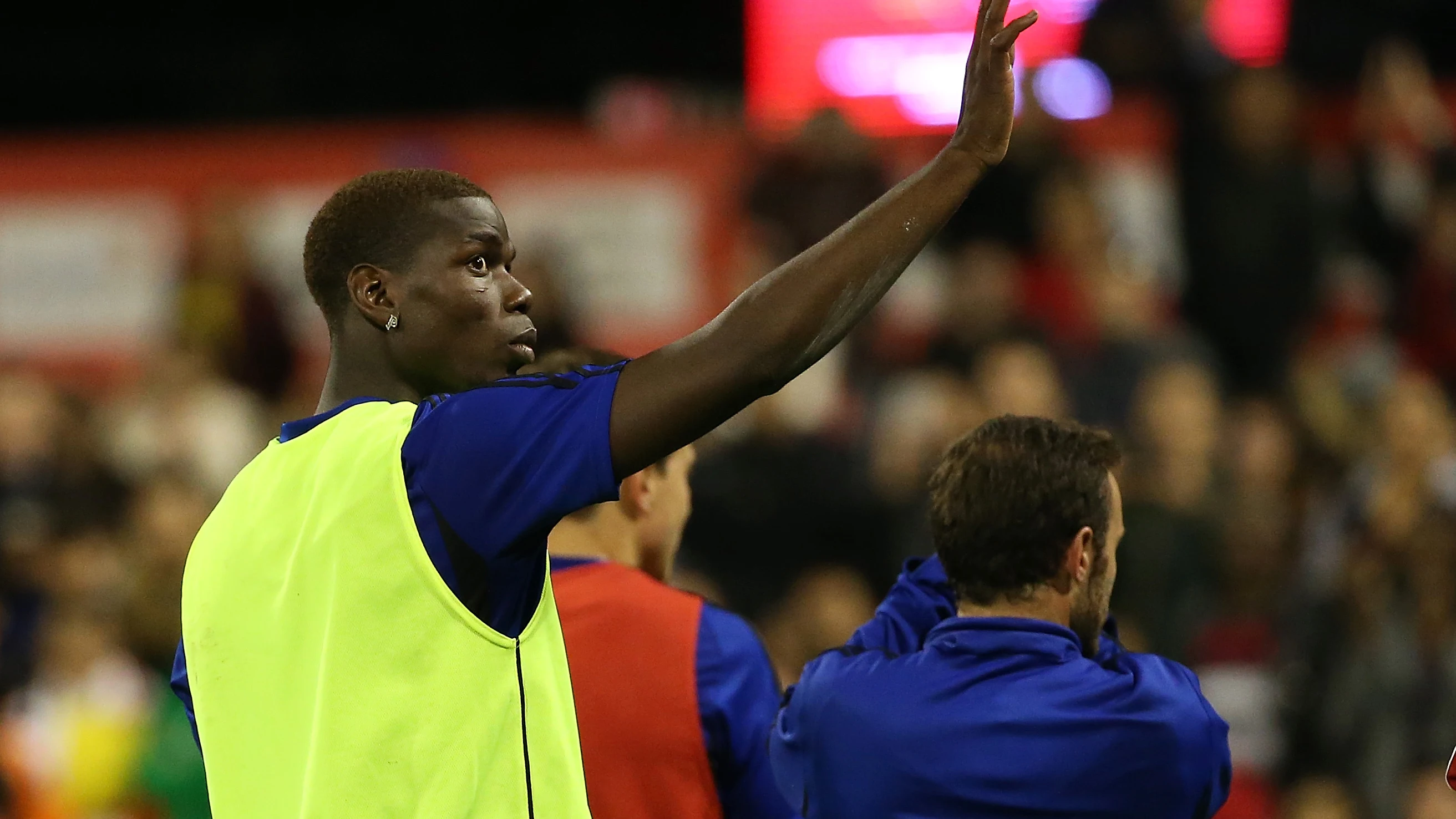 Pogba saluda a los aficionados durante un partido