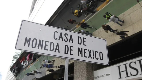 Vista de una señal de ubicación frente a la Casa de Moneda de México Vista de una señal de ubicación frente a la Casa de Moneda de México