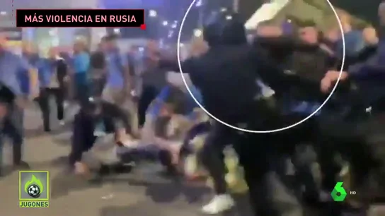 Violencia ultra en el Zenit vs Krasnodar: intentan quitar la porra a un Policía Violencia ultra en el Zenit vs Krasnodar: intentan quitar la porra a un Policía