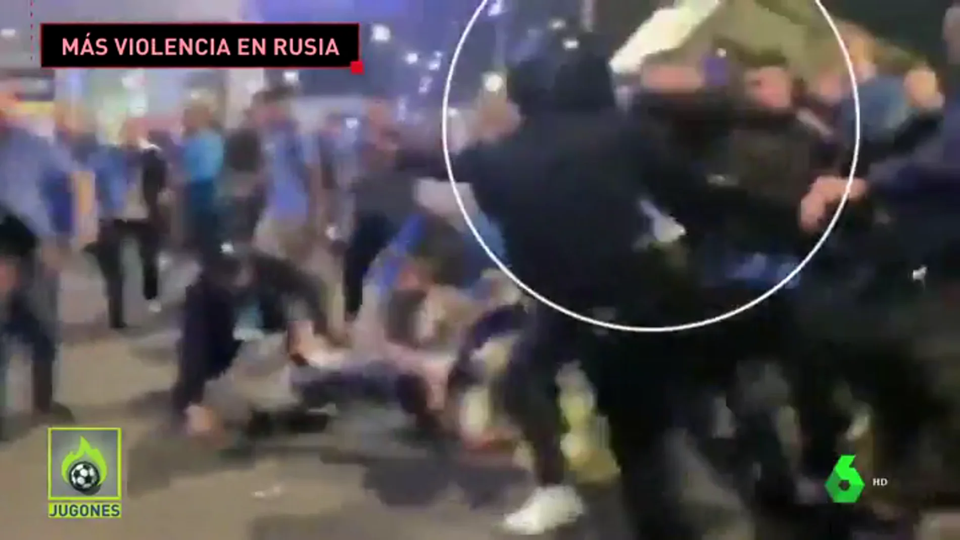 Violencia ultra en el Zenit vs Krasnodar: intentan quitar la porra a un Policía