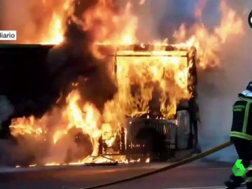El impresionante incendio de un autobús interurbano en Madrid El impresionante incendio de un autobús interurbano en Madrid