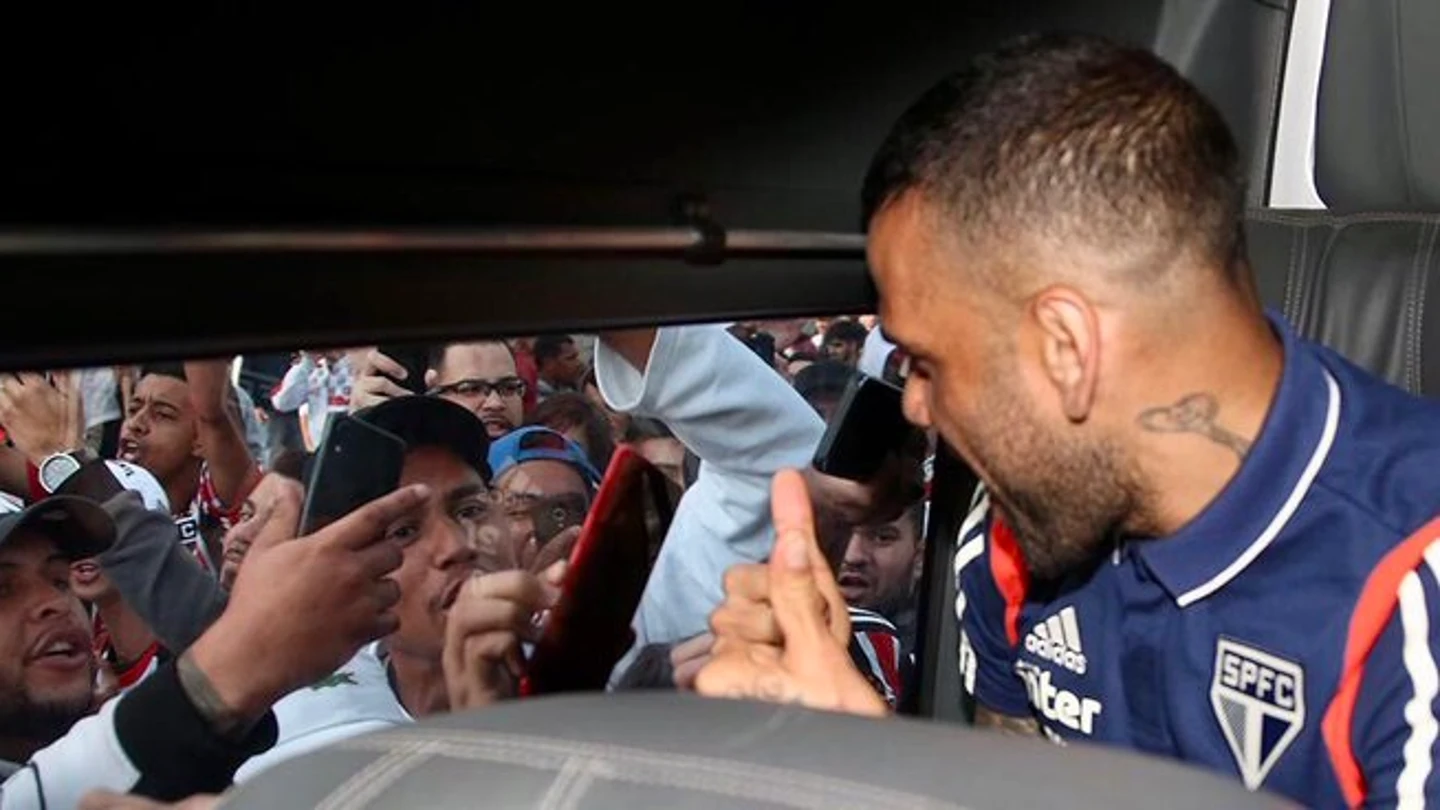 Dani Alves, recibido como un héroe en Sao Paulo Dani Alves, recibido como un héroe en Sao Paulo