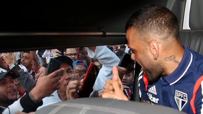 Dani Alves, recibido como un héroe en Sao Paulo