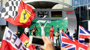 Hamilton celebra su victoria en el GP de Hungría
