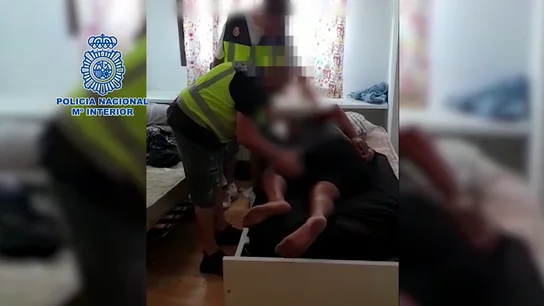 El momento en el que la Policía libera a un individuo secuestrado y detiene a los responsables del rapto El momento en el que la Policía libera a un individuo secuestrado y detiene a los responsables del rapto