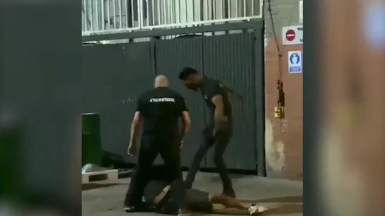 Las imágenes de la agresión de varios vigilantes de seguridad de una discoteca a dos jóvenes en Sabadell Las imágenes de la agresión de varios vigilantes de seguridad de una discoteca a dos jóvenes en Sabadell