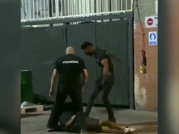 Las imágenes de la agresión de varios vigilantes de seguridad de una discoteca a dos jóvenes en Sabadell Las imágenes de la agresión de varios vigilantes de seguridad de una discoteca a dos jóvenes en Sabadell