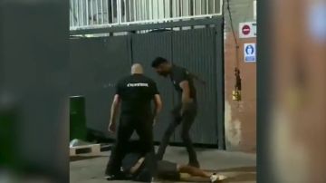 Las imágenes de la agresión de varios vigilantes de seguridad de una discoteca a dos jóvenes en Sabadell