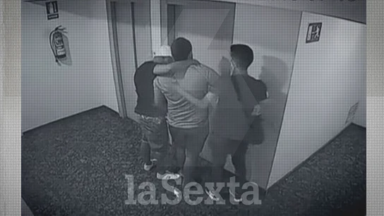 Imagen del momento en que trasladan al joven secuestrado en Seseña Imagen del momento en que trasladan al joven secuestrado en Seseña