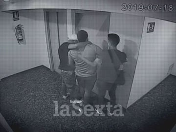 Imagen del momento en que trasladan al joven secuestrado en Seseña Imagen del momento en que trasladan al joven secuestrado en Seseña