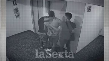 Imagen del momento en que trasladan al joven secuestrado en Seseña