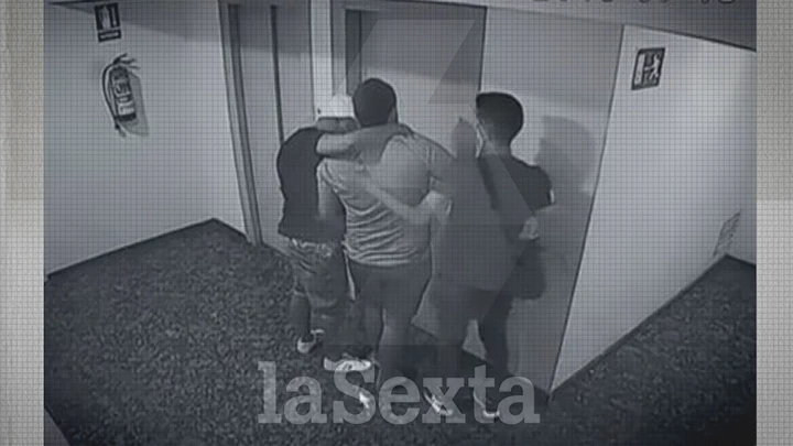 Imagen del momento en que trasladan al joven secuestrado en Seseña