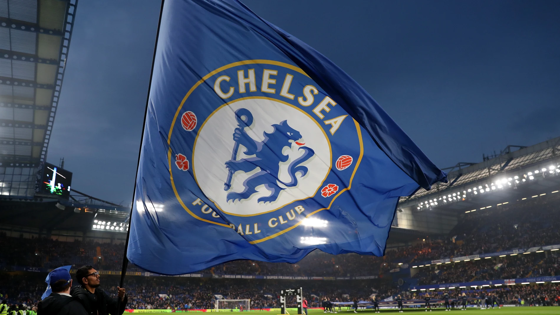 La bandera del Chelsea ondea en Stamford Bridge