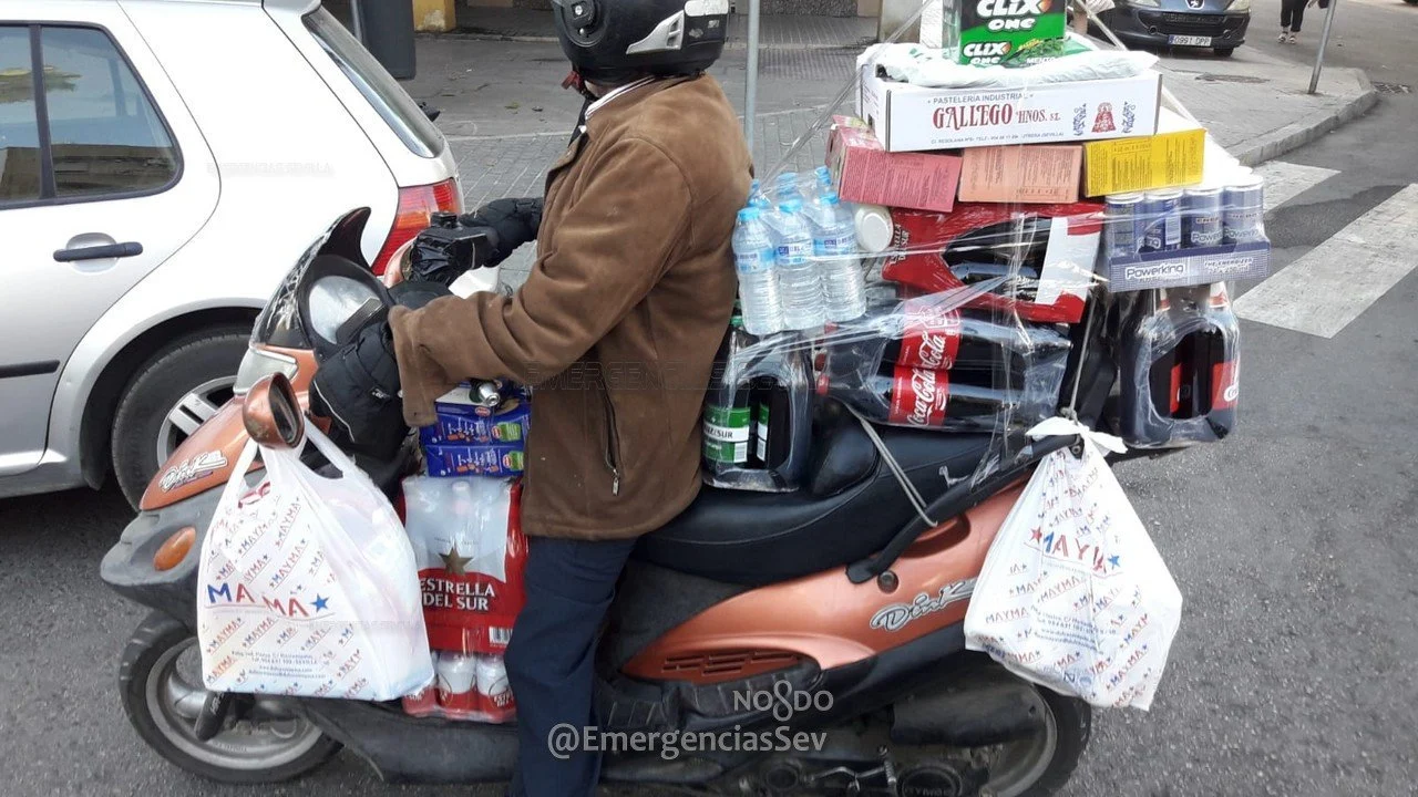 El conductor de moto denunciado por sobrecargar su vehículo