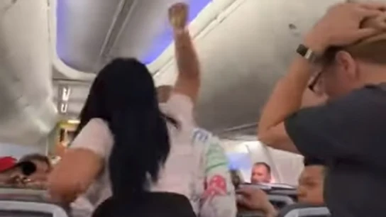 Una mujer agrede a su pareja en un avión tras una discusión Una mujer agrede a su pareja en un avión tras una discusión